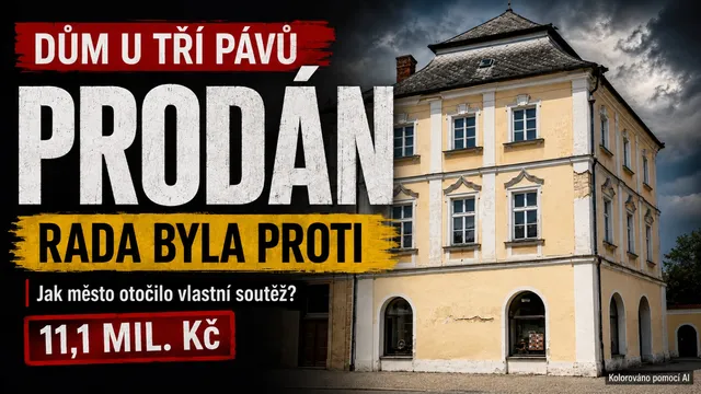 Nárožní historický dům U Tří pávů (čp. 379) na Palackého náměstí v Kutné Hoře pod zataženou oblohou, v přízemí podloubí. Přes fotografii je titulek: Dům U Tří pávů prodán, rada byla proti. Jak město otočilo vlastní soutěž? 11,1 mil. Kč. Fotografie je kolorovaná pomocí AI.